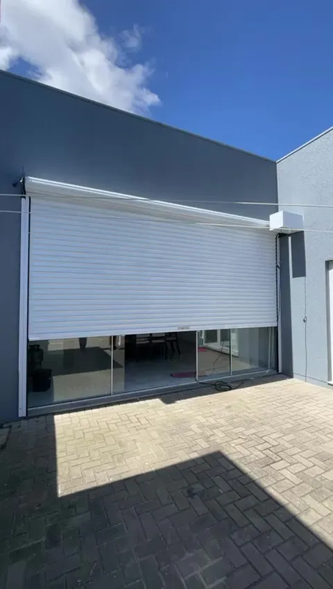 Porta de enrolar branca instalada pela Facilita