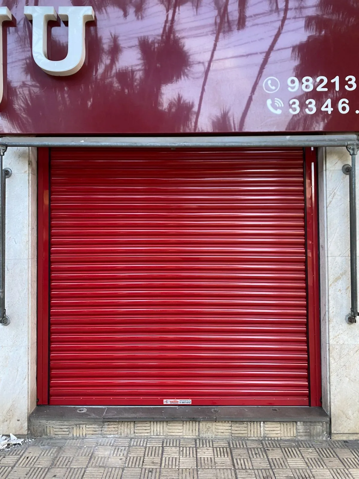 Porta de enrolar vermelha instalada
