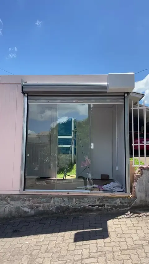 Vitrine aberta com porta recolhida