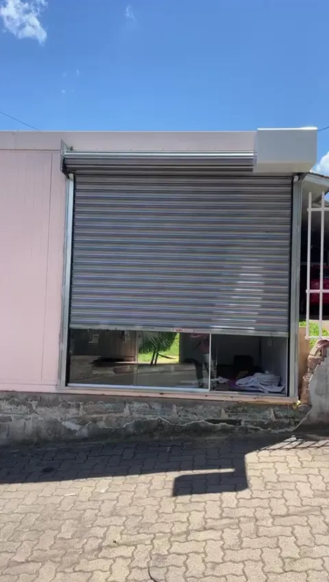 Porta de enrolar zincada instalada